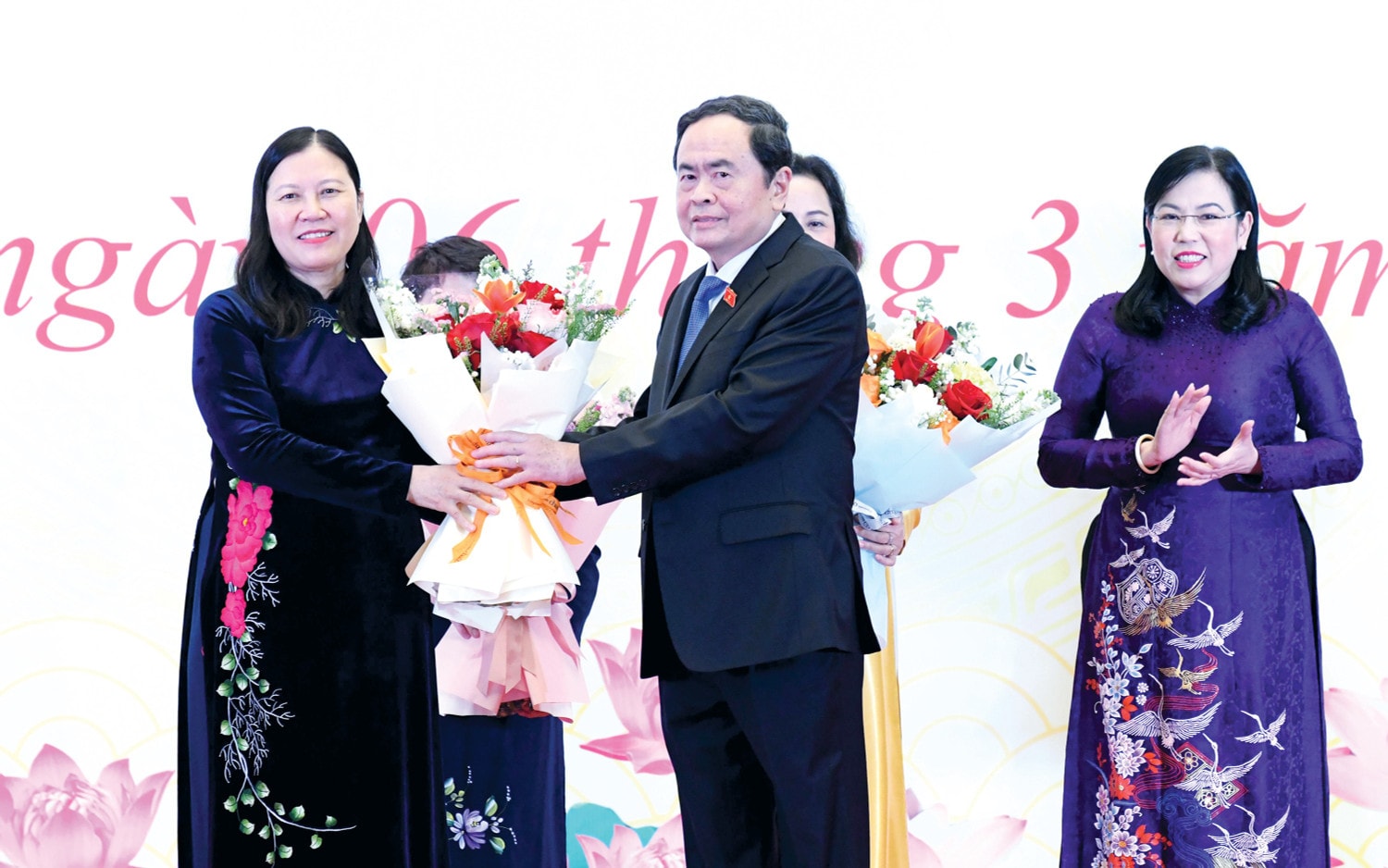 Chủ tịch Quốc hội Trần Thanh Mẫn tặng hoa chúc mừng Phó Chủ nhiệm Thường trực Ủy ban Dân nguyện và Giám sát Lê Thị Nga. Ảnh: Lâm Hiển