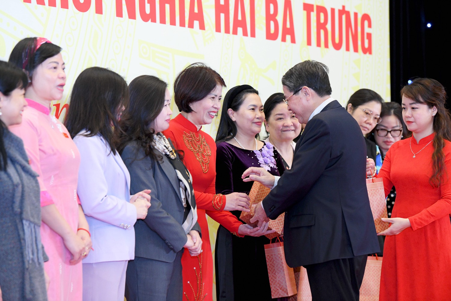 Phó Chủ tịch Quốc hội Nguyễn Đức Hải trao quà tặng các đại biểu. Ảnh: Lâm Hiển