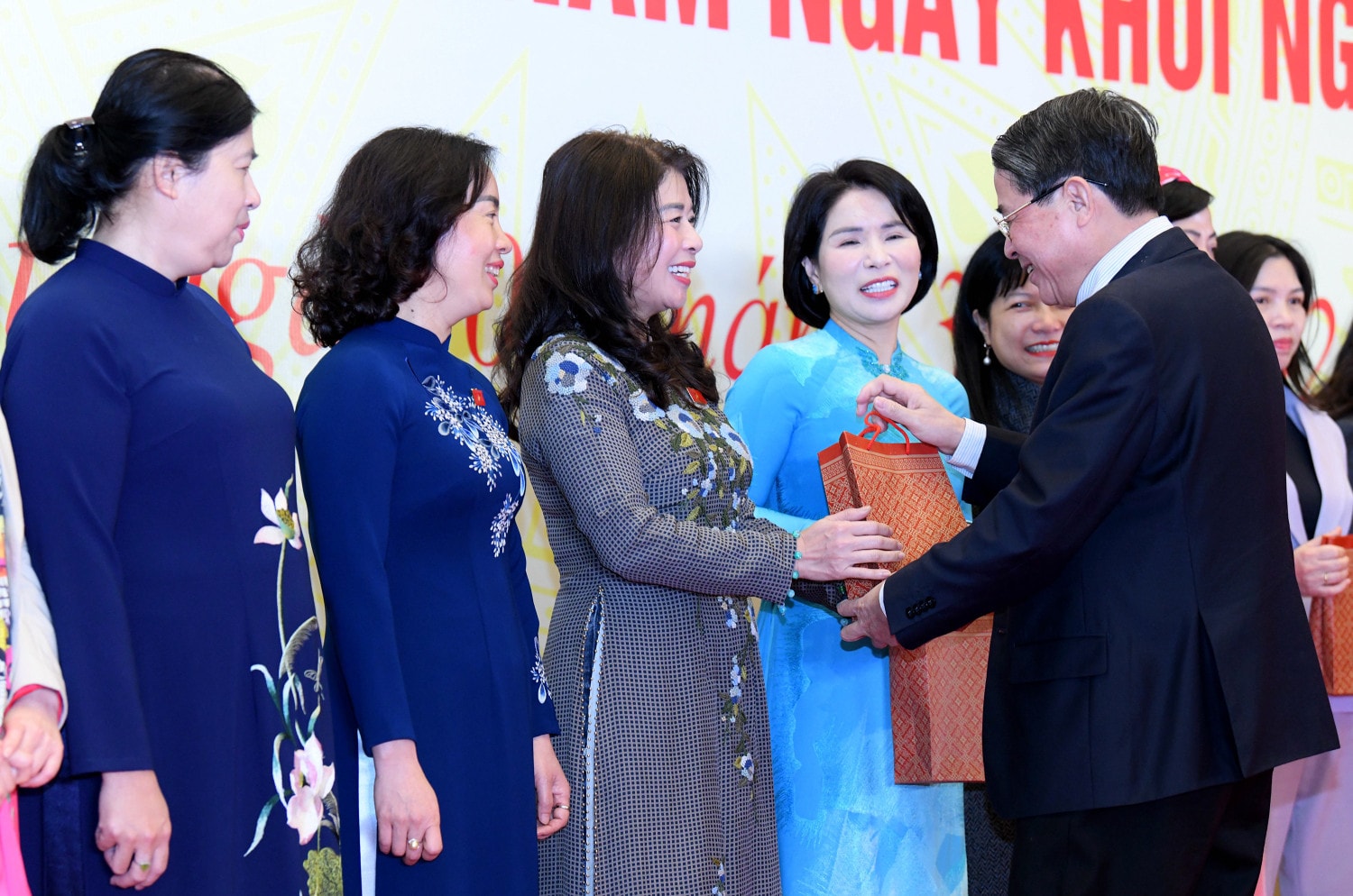Phó Chủ tịch Quốc hội Nguyễn Đức Hải trao quà tặng các đại biểu. Ảnh: Lâm Hiển