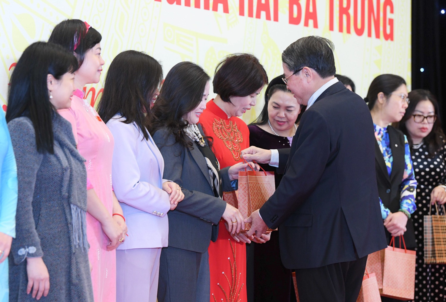 Phó Chủ tịch Quốc hội Nguyễn Đức Hải trao quà tặng các đại biểu. Ảnh: Lâm Hiển