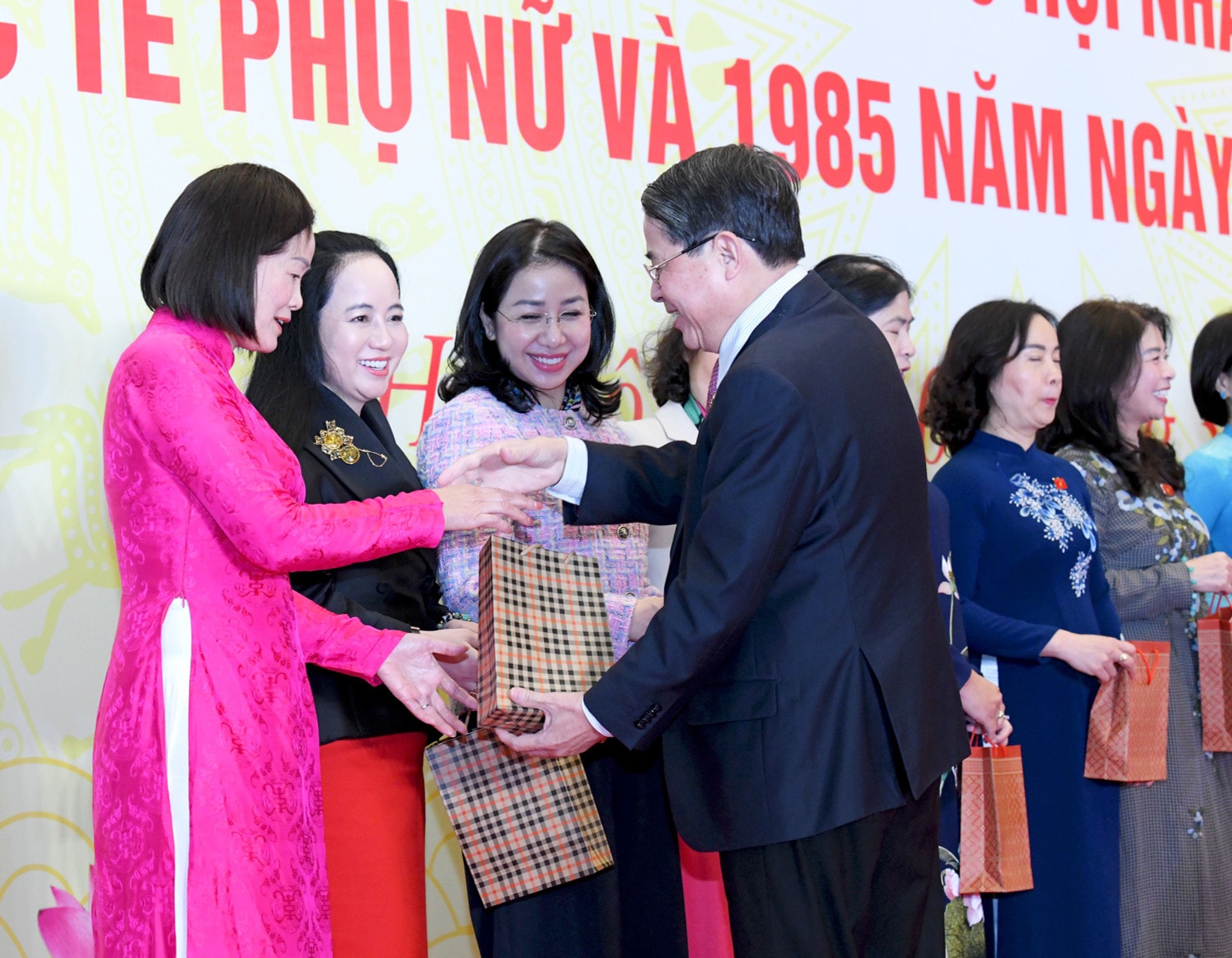 Phó Chủ tịch Quốc hội Nguyễn Đức Hải trao quà tặng các đại biểu. Ảnh: Lâm Hiển