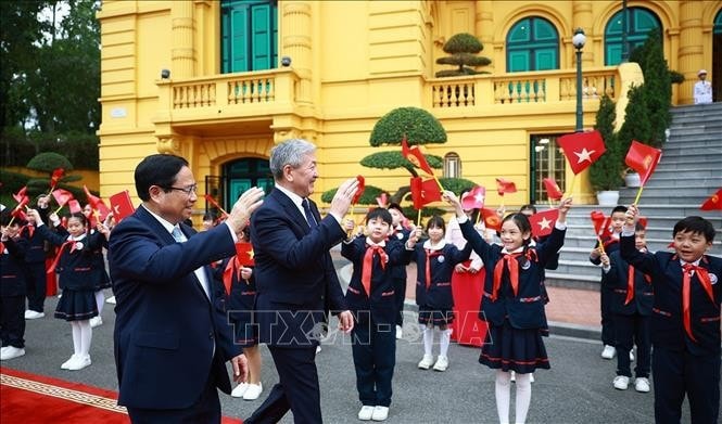 Thủ tướng Phạm Minh Chính và Thủ tướng Kyrgyzstan Adylbek Kasimalyev với thiếu nhi Thủ đô. Ảnh: Dương Giang/TTXVN