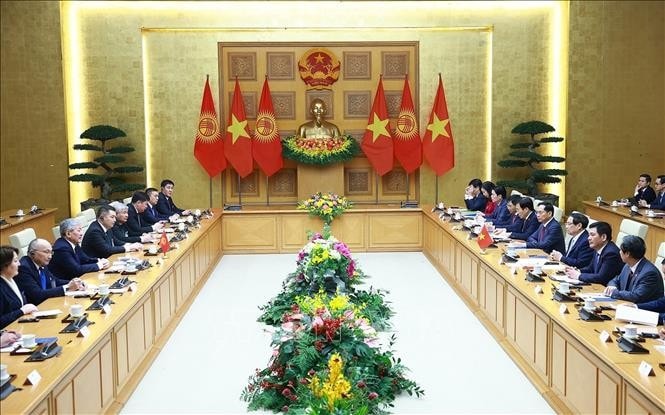 Thủ tướng Phạm Minh Chính và Thủ tướng Kyrgyzstan Adylbek Kasymaliev hội đàm. Ảnh: Dương Giang/TTXVN
