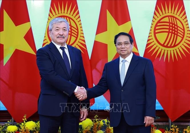 Thủ tướng Phạm Minh Chính và Thủ tướng Kyrgyzstan Adylbek Kasymaliev. Ảnh: Dương Giang/TTXVN