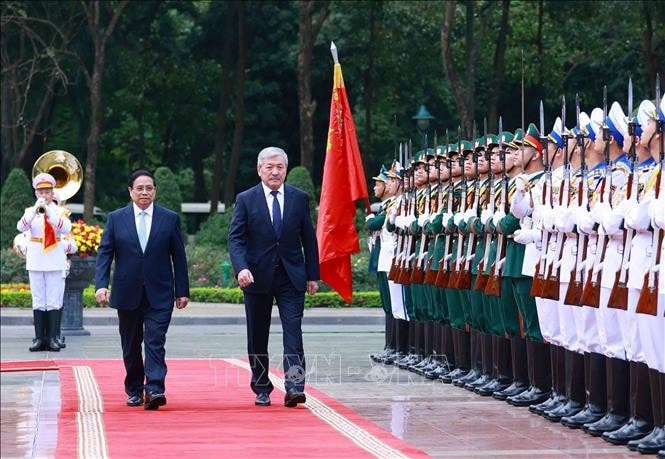 Thủ tướng Phạm Minh Chính chủ trì Lễ đón Thủ tướng Kyrgyzstan Adylbek Kasimalyev thăm chính thức Việt Nam. Ảnh: Dương Giang/TTXVN
