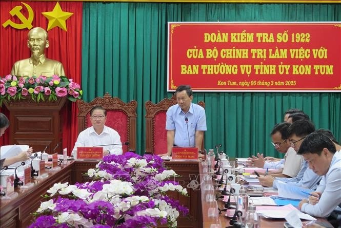 Bí thư Tỉnh ủy Kon Tum Dương Văn Trang phát biểu tại cuộc làm việc chiều 6.3