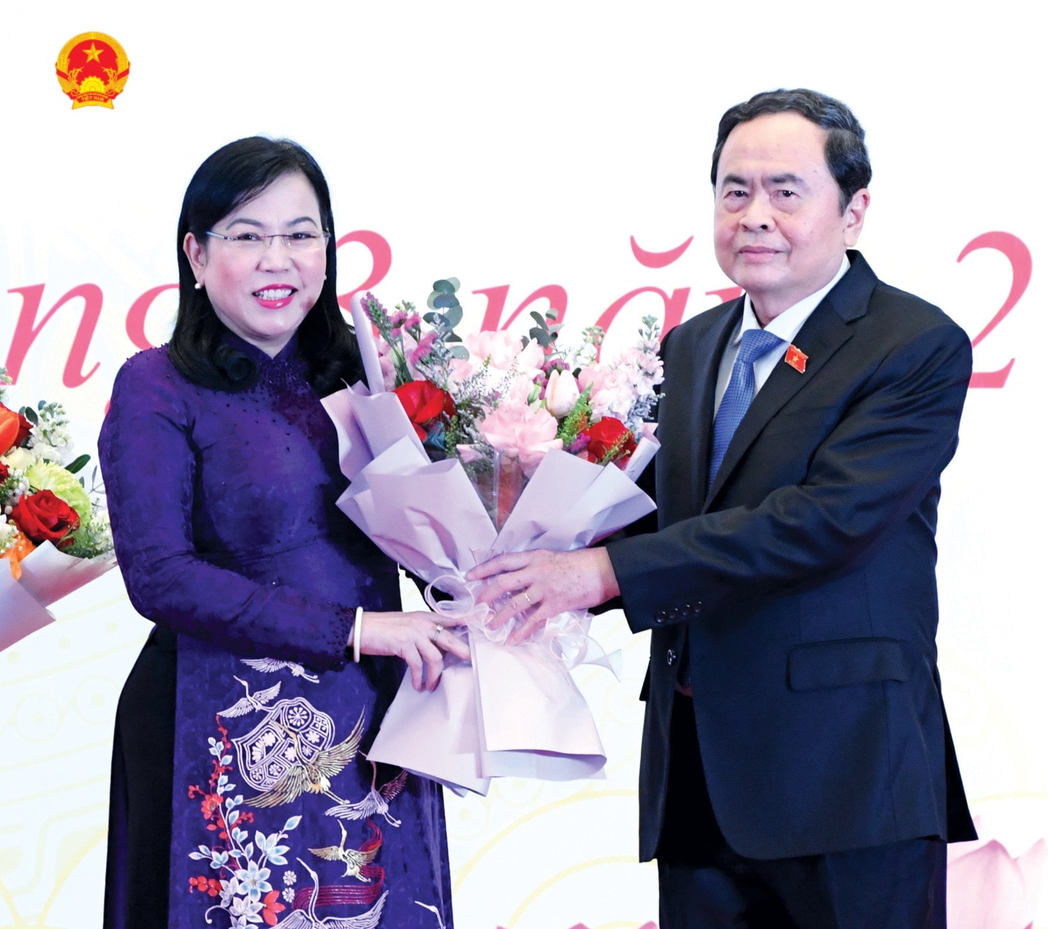 Chủ tịch Quốc hội Trần Thanh Mẫn tặng hoa chúc mừng Chủ nhiệm Ủy ban Công tác đại biểu, Phó Trưởng Ban Tổ chức Trung ương Nguyễn Thanh Hải. Ảnh: Lâm Hiển