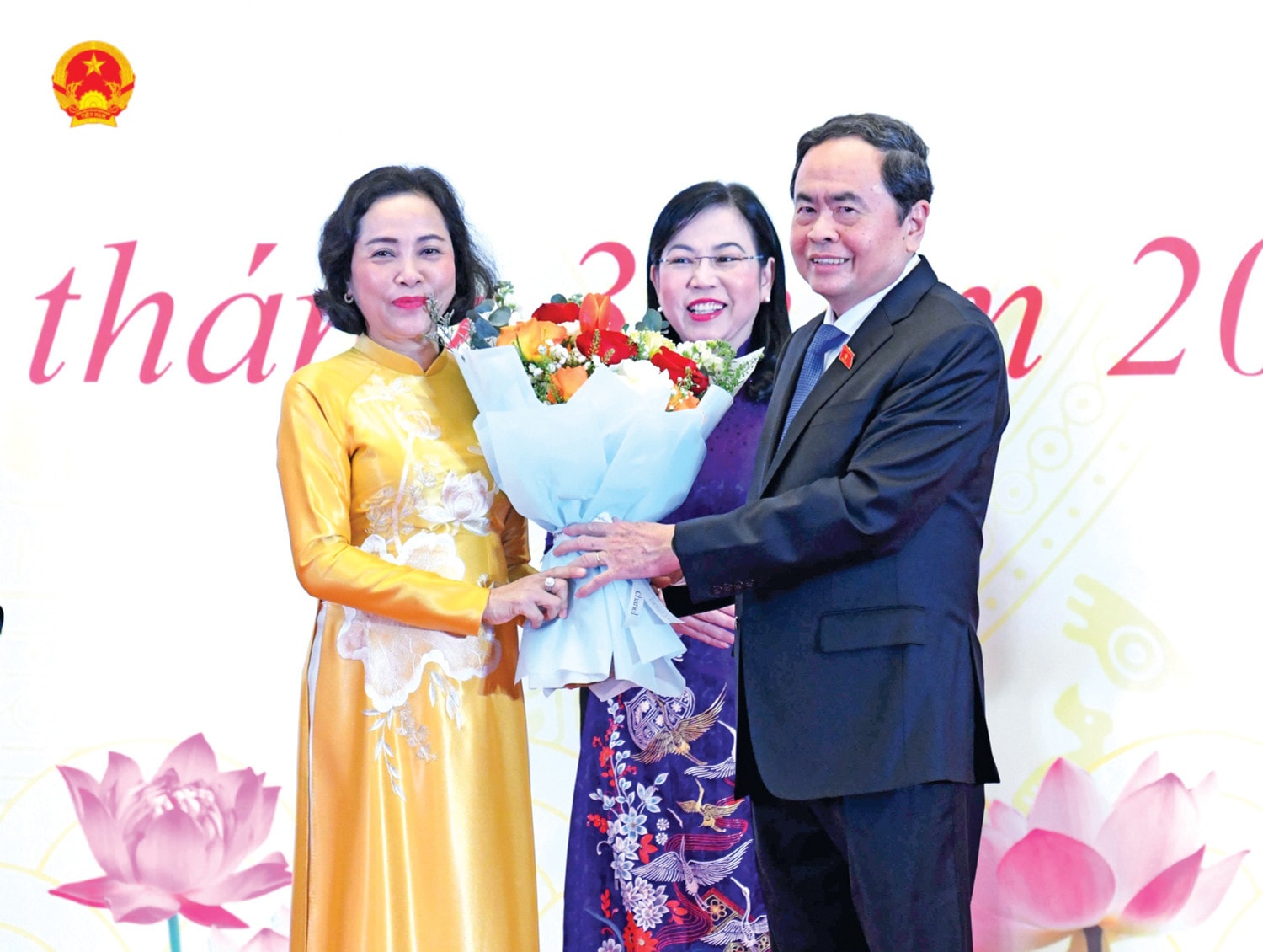 Chủ tịch Quốc hội Trần Thanh Mẫn tặng hoa chúc mừng Phó Chủ tịch Quốc hội Nguyễn Thị Thanh. Ảnh: Lâm Hiển