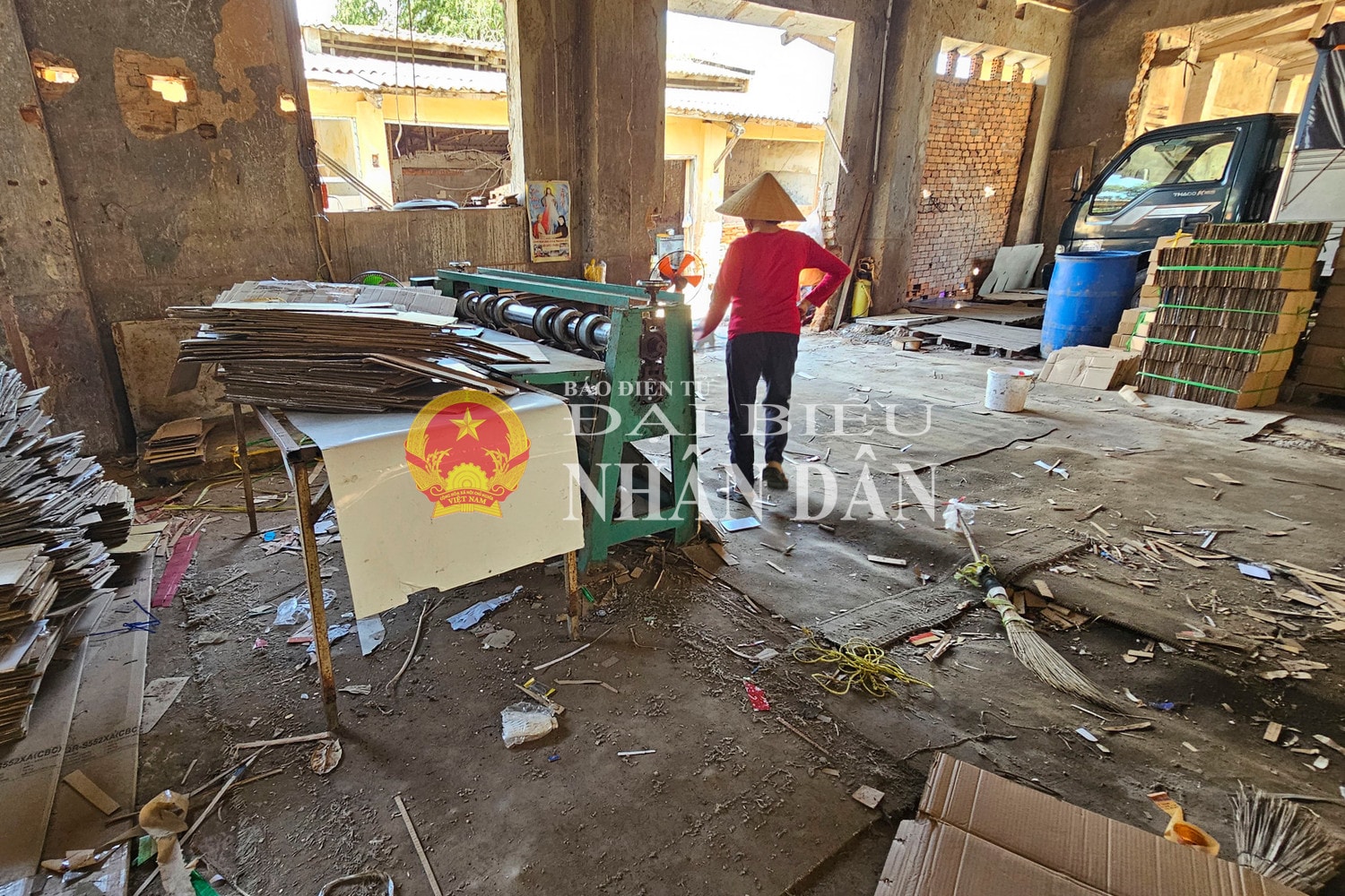 Một hộ dân đã tận dụng khu "đất vàng" làm nơi thu gom phế liệu, sản xuất giấy tiềm ẩn nhiều nguy cơ cháy nổ
