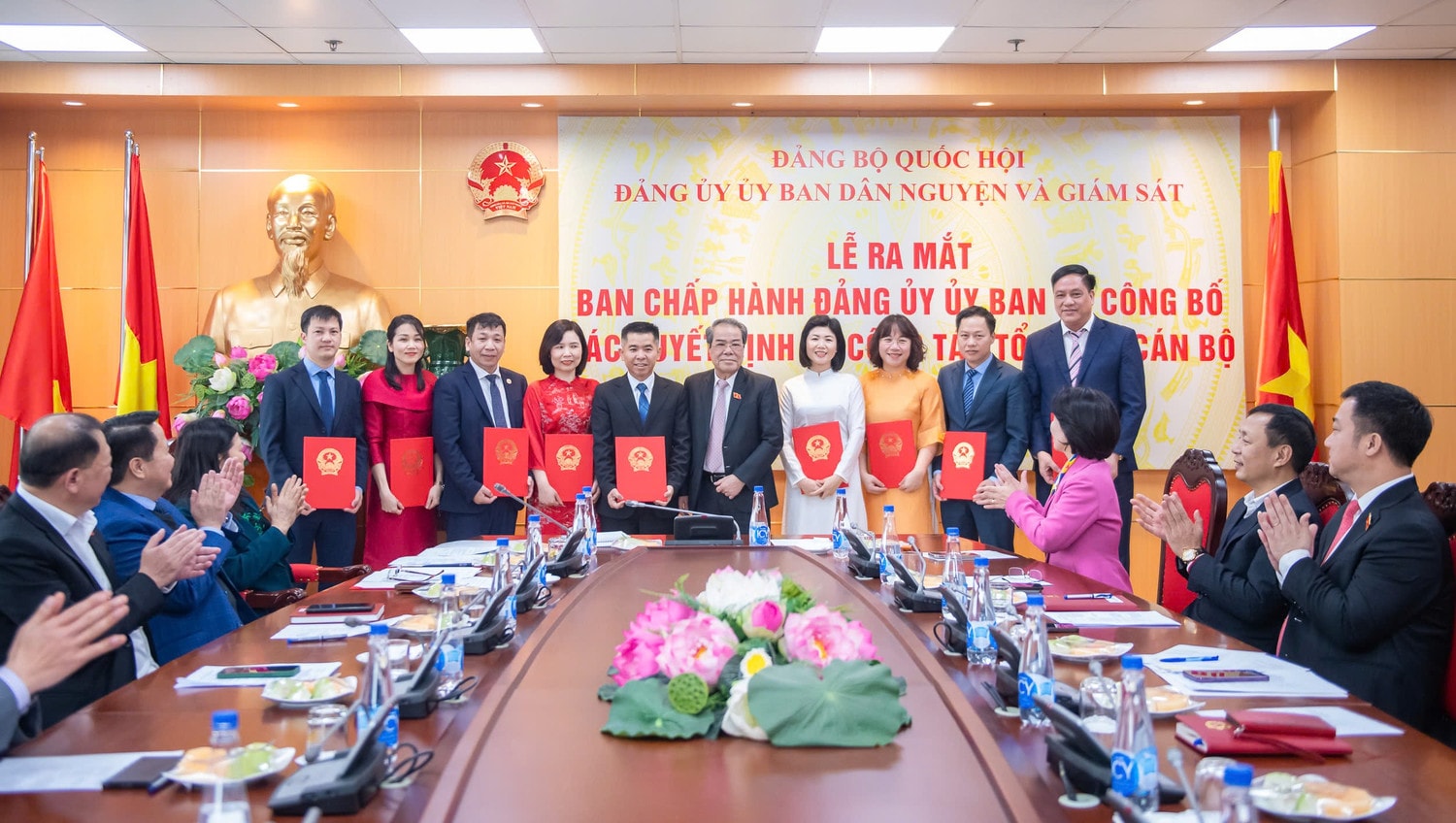 Chủ nhiệm Ủy ban Dân nguyện và Giám sát Dương Thanh Bình trao quyết định bổ nhiệm Vụ trưởng, Phó Vụ trưởng Vụ Dân nguyện và Giám sát