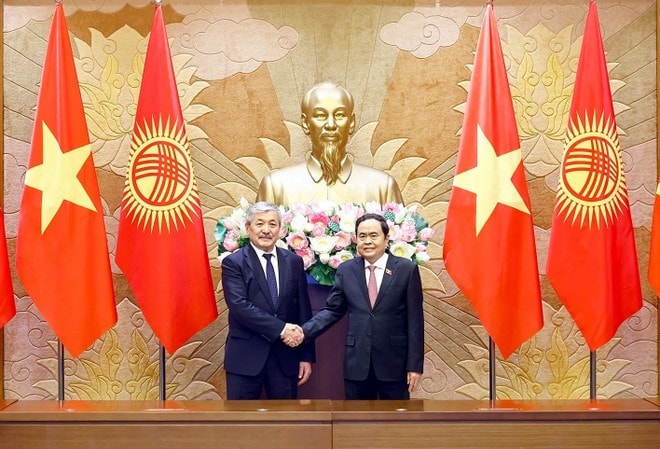 NA Chairman Tran Thanh Man (right) and PM of Kyrgyzstan Adylbek Kasymaliev in Hanoi on March 6. Photo: Lam Hien NA Chairman Tran Thanh Man (right) and PM of Kyrgyzstan Adylbek Kasymaliev in Hanoi on March 6. Photo: Lam Hien