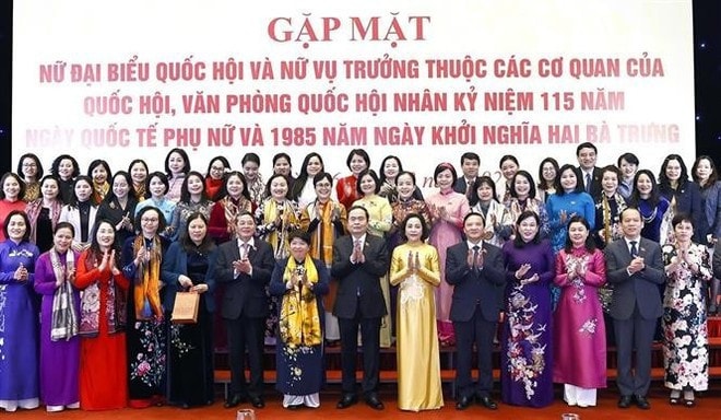 National Assembly Chairman Tran Thanh Man and female NA deputies and officials at the meeting. Photo: Lam Hien National Assembly Chairman Tran Thanh Man and female NA deputies and officials at the meeting. Photo: Lam Hien