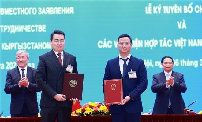Prime Minister Pham Minh Chinh and Kyrgyz Prime Minister Adylbek Kasymaliev witness the signing of a Memorandum of Understanding between the Civil Aviation Authority of Vietnam under the Ministry of Construction and the State Civil Aviation Agency under the Cabinet of Ministers of the Kyrgyz Republic. (Photo: VNA) Prime Minister Pham Minh Chinh and Kyrgyz Prime Minister Adylbek Kasymaliev witness the signing of a Memorandum of Understanding between the Civil Aviation Authority of Vietnam under the Ministry of Construction and the State Civil Aviation Agency under the Cabinet of Ministers of the Kyrgyz Republic. (Photo: VNA)