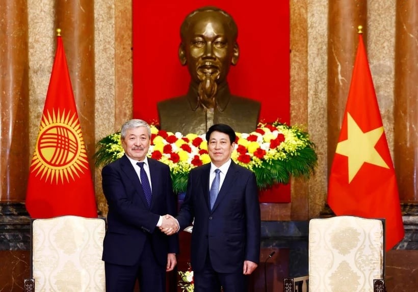 State President Luong Cuong (right) and Kyrgyz Prime Minister Adylbek Kasymaliev at their meeting in Hanoi on March 6 (Photo: VNA) 94da4668-01be-49d6-97c1-fd4f6944b3b0.jpg
