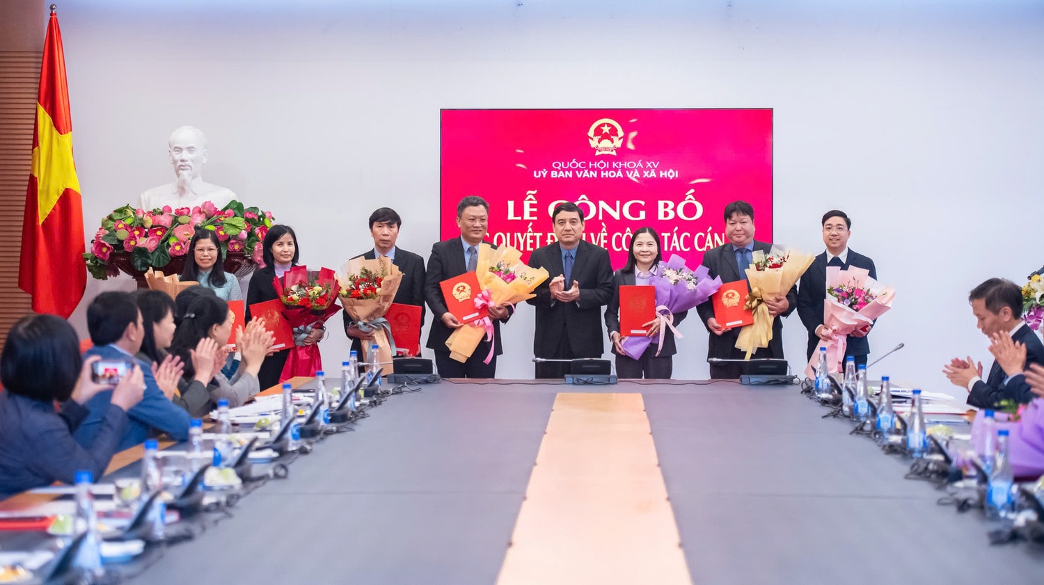 Chủ nhiệm Ủy ban Văn hóa và Xã hội Nguyễn Đắc Vinh trao quyết định bổ nhiệm Vụ trưởng, Phó Vụ trưởng Vụ Văn hóa và Xã hội; Thư ký Chủ nhiệm Ủy ban Văn hóa và Xã hội