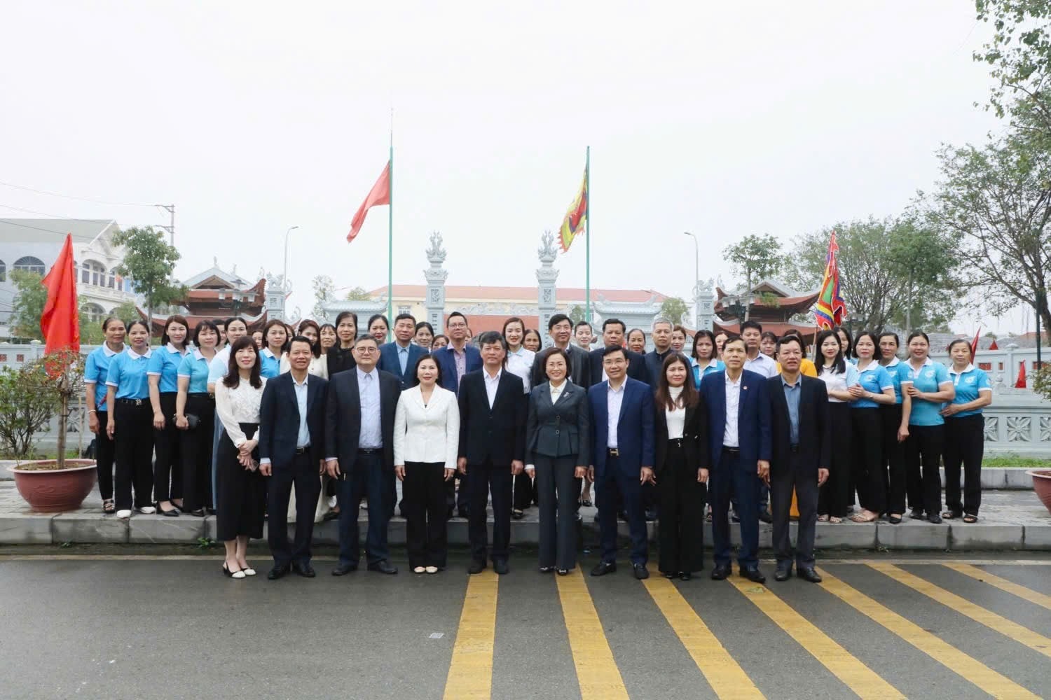 Các đại biểu chụp ảnh lưu niệm tại hội nghị