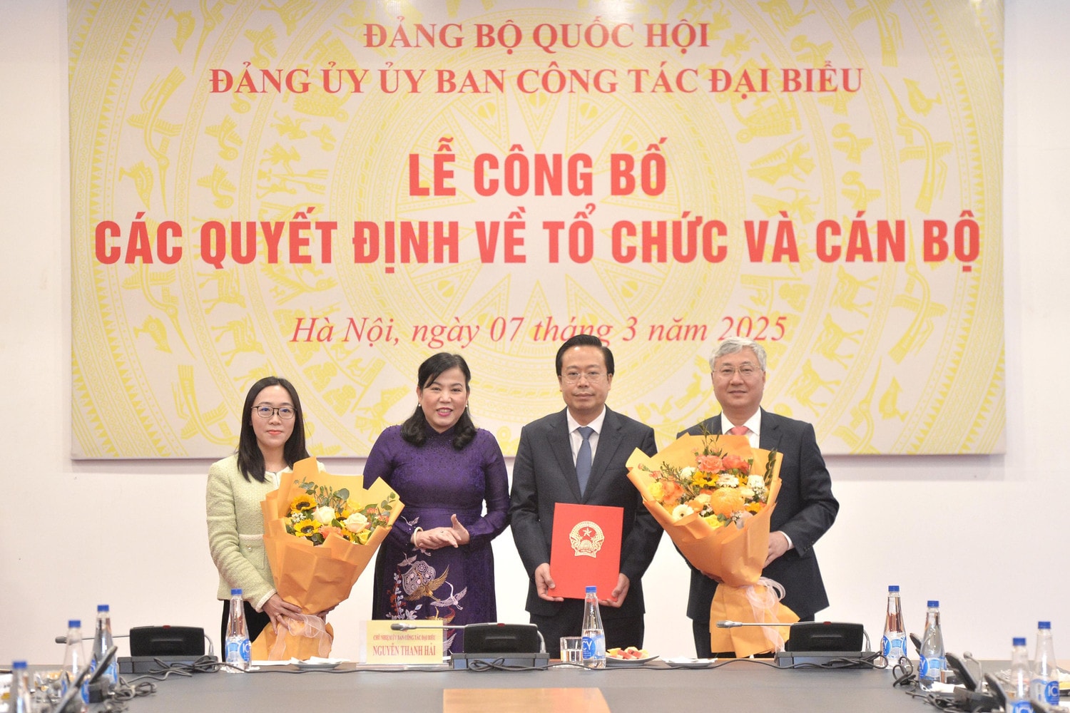 Chủ nhiệm Ủy ban Công tác đại biểu Nguyễn Thanh Hải trao hoa và Quyết định cho Chi uỷ Chi bộ, Bí thư, Phó Bí thư Chi bộ Thường trực Uỷ ban Công tác đại biểu