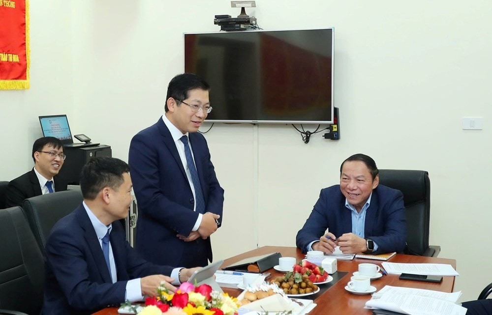 Cục trưởng Cục Báo chí Lưu Đình Phúc báo cáo tại buổi làm việc