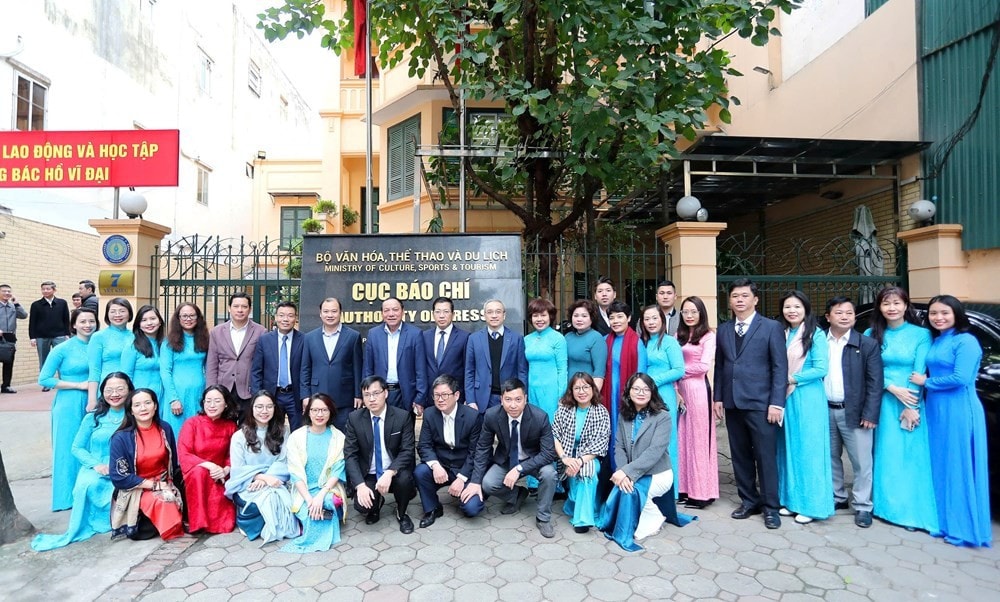 Bộ trưởng Nguyễn Văn Hùng và lãnh đạo Bộ VHTTDL chụp ảnh lưu niệm với cán bộ, công chức Cục Báo chí