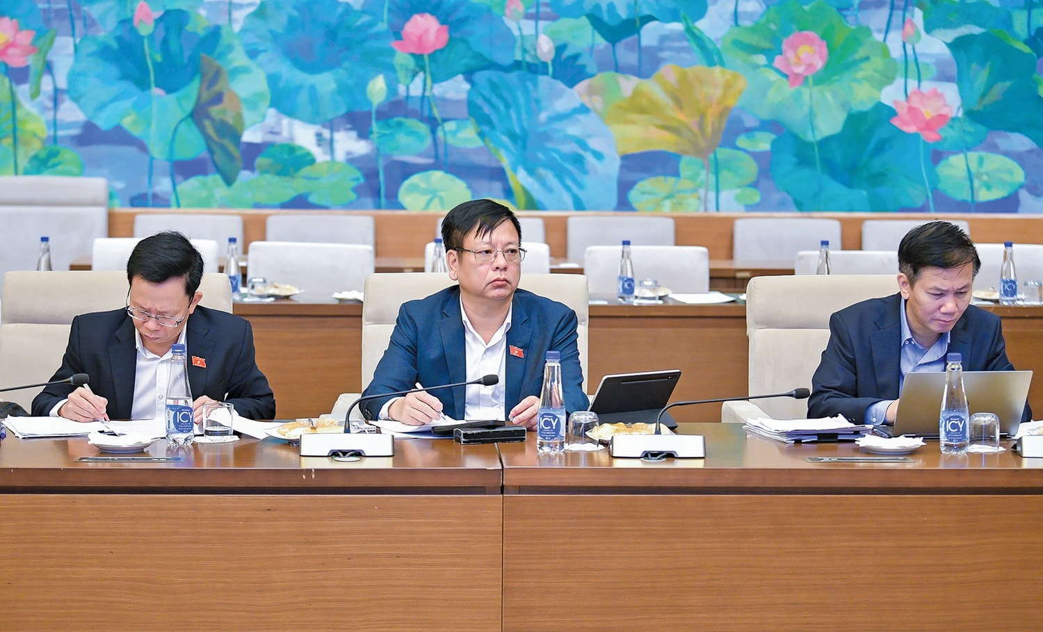Các đại biểu tham dự phiên họp