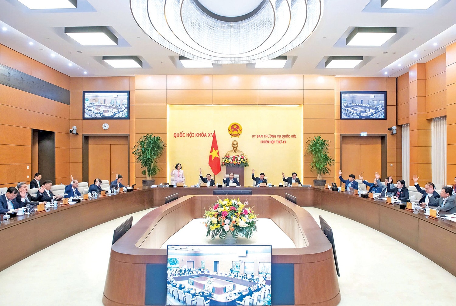 Ủy ban Thường vụ Quốc hội biểu quyết thông qua Nghị quyết liên tịch quy định chi tiết việc tổ chức tiếp xúc cử tri của đại biểu Quốc hội và đại biểu HĐND tại Phiên họp thứ 41 ngày 6.1.2025. Ảnh: Hồ Long