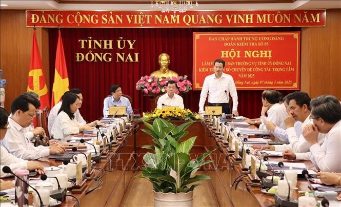 Bí thư Tỉnh ủy Đồng Nai Vũ Hồng Văn phát biểu tại buổi làm việc.