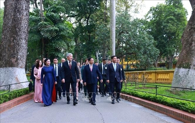 Thủ tướng Phạm Minh Chính và Thủ tướng Kyrgyzstan Adylbek Kasimalyev thăm Nhà sàn Bác Hồ trong Khu Di tích Phủ Chủ tịch. Ảnh: Dương Giang/TTXVN