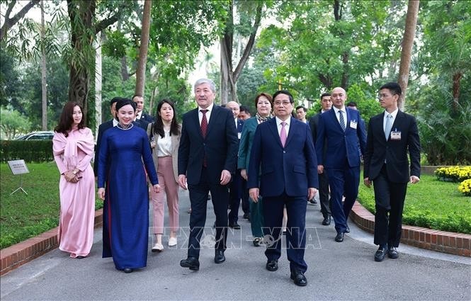 Thủ tướng Phạm Minh Chính và Thủ tướng Kyrgyzstan Adylbek Kasimalyev thăm Nhà sàn Bác Hồ trong Khu Di tích Phủ Chủ tịch. Ảnh: Dương Giang/TTXVN