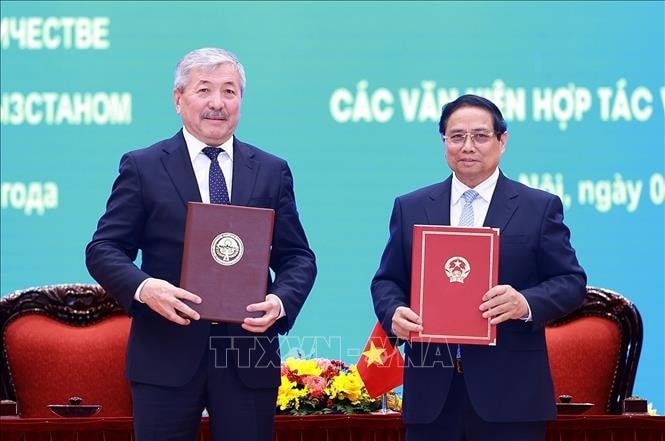 Thủ tướng Phạm Minh Chính và Thủ tướng Kyrgyzstan Adylbek Kasymaliev ký Tuyên bố chung về kết quả chuyến thăm chính thức Việt Nam của Thủ tướng Cộng hòa Kyrgyzstan Adylbek Kasymaliev. Ảnh: Dương Giang/TTXVN