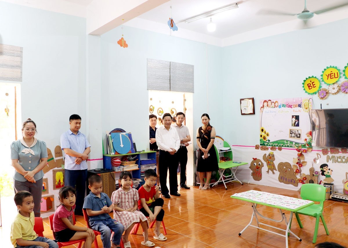 Đoàn giám sát tình hình kết quả triển khai chính sách, pháp luật về giáo dục và đào tạo tại Trường Mầm non Lạc Nông (Bắc Mê). Ảnh: Hoàng Tuyến