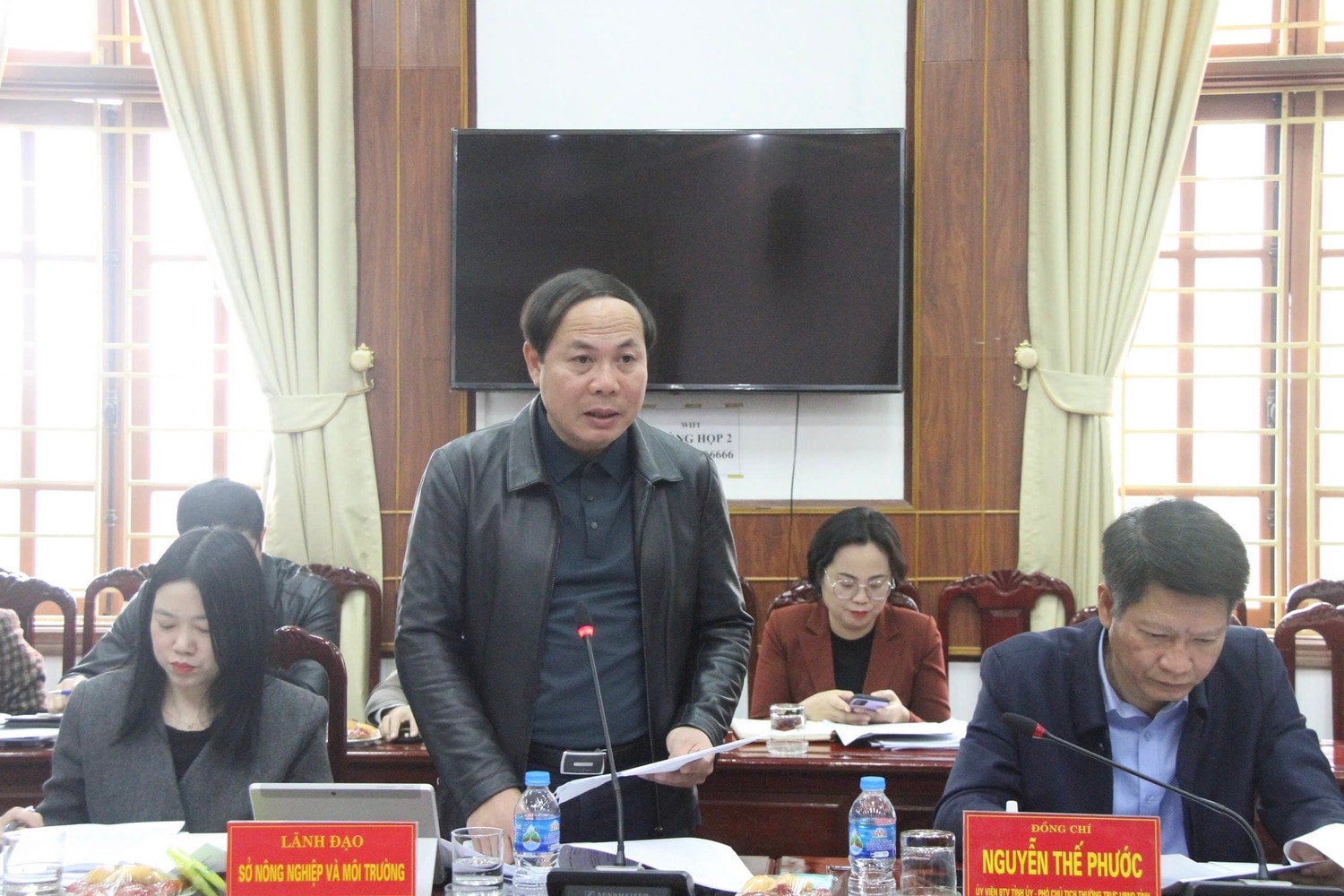 Giám đốc Sở Nông nghiệp và Môi trường tỉnh Yên Bái Trần Ngọc Luận báo cáo tại cuộc làm việc