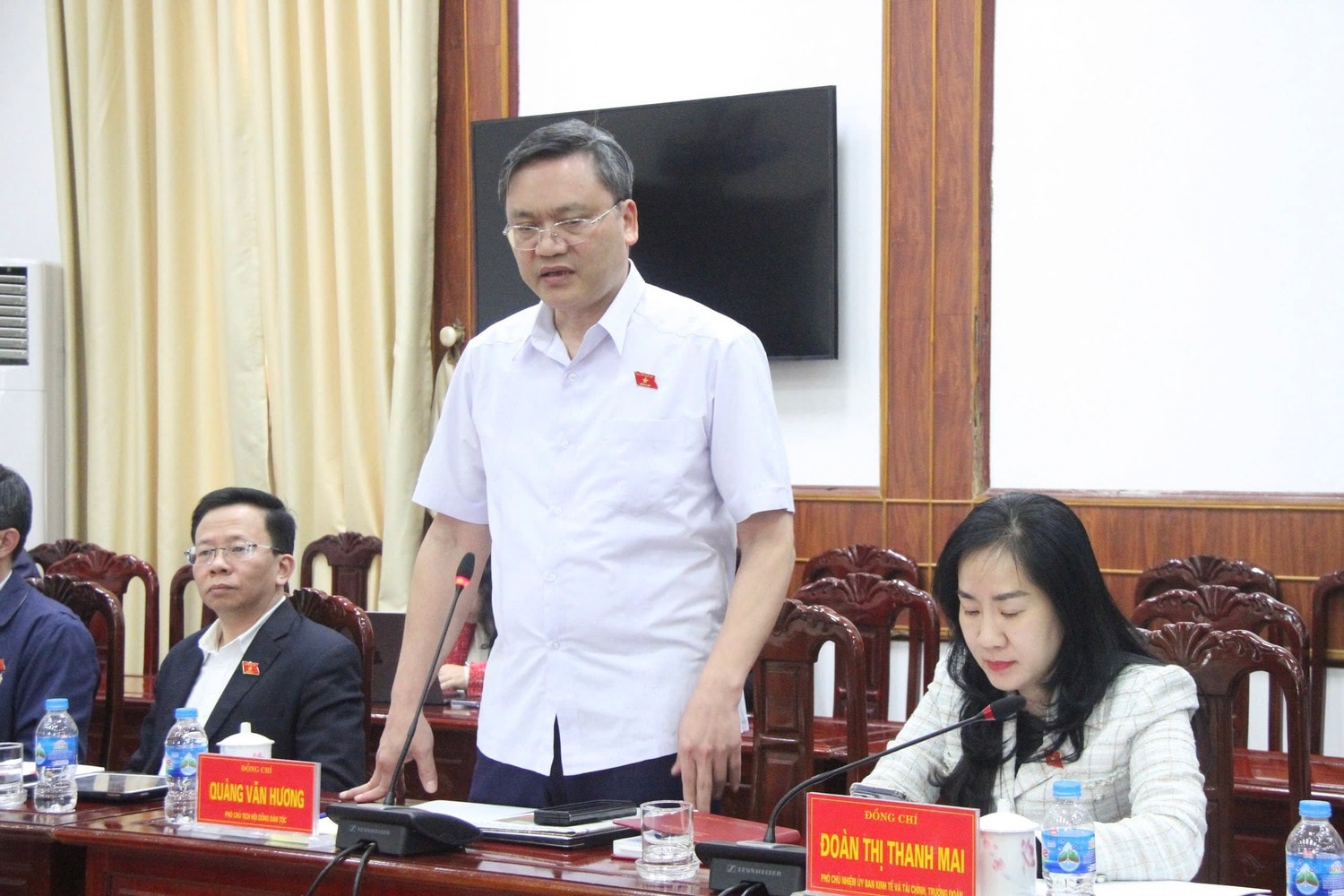 Phó Chủ tịch Hội đồng Dân tộc Quàng Văn Hương phát biểu