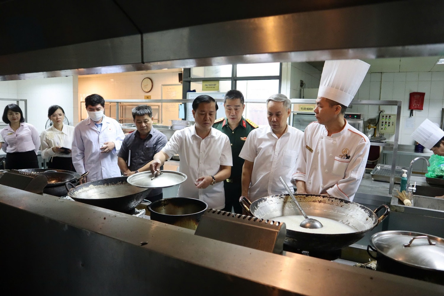 Đoàn công tác Cục An toàn thực phẩm phối hợp với Sở Y tế Hà Nội kiểm tra một số bếp ăn khách sạn phục vụ đại biểu dự kỳ họp Quốc hội