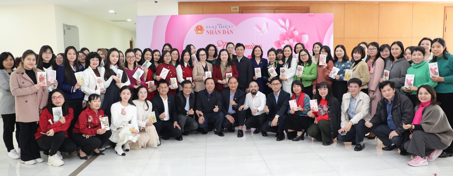 Cán bộ, công chức, viên chức và người lao động chụp ảnh lưu niệm với lãnh đạo Báo Đại biểu Nhân dân. Ảnh: Khánh Duy