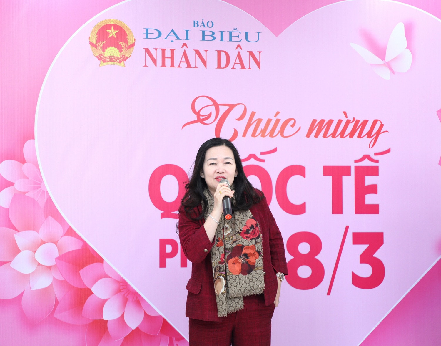Tổng Biên tập Phạm Thị Thanh Huyền thay mặt nữ cán bộ, công chức, viên chức và người lao động Báo Đại biểu Nhân dân phát biểu tại buổi gặp mặt. Ảnh: Khánh Duy