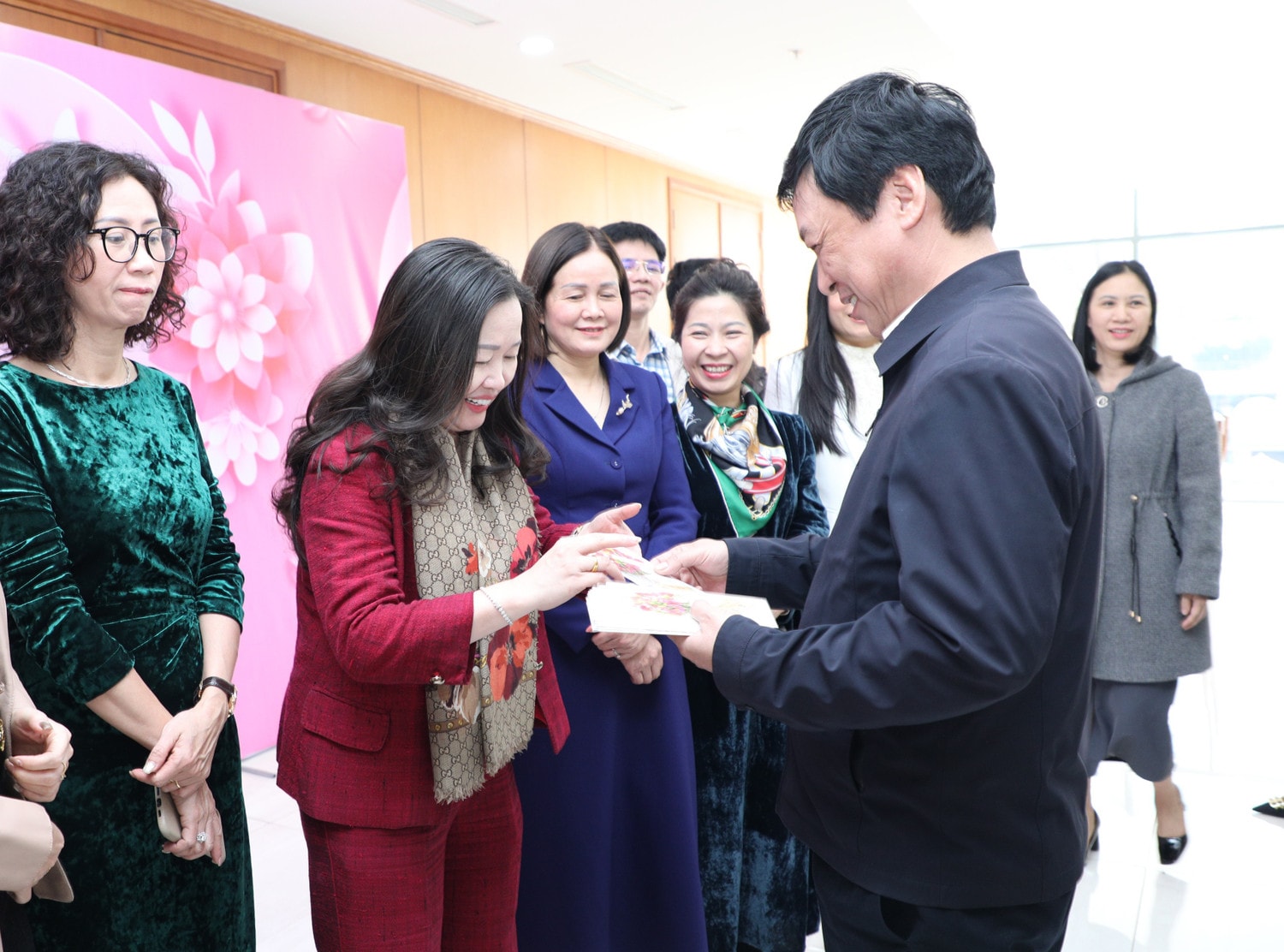 Phó Tổng Biên tập Báo Đại biểu Nhân dân Lê Thanh Kim tặng thiệp chúc mừng nữ cán bộ, công chức, viên chức và người lao động. Ảnh: Khánh Duy