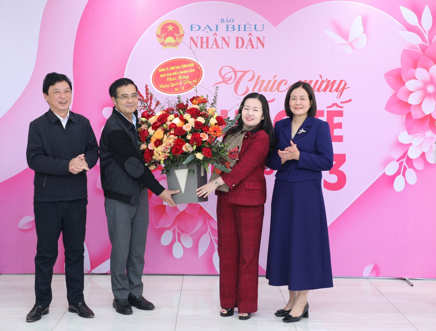 Các Phó Tổng Biên tập Lê Thanh Kim và Nguyễn Sỹ Hào tặng hoa chúc mừng nữ cán bộ, công chức, viên chức và người lao động Báo Đại biểu Nhân dân. Ảnh: Khánh Duy