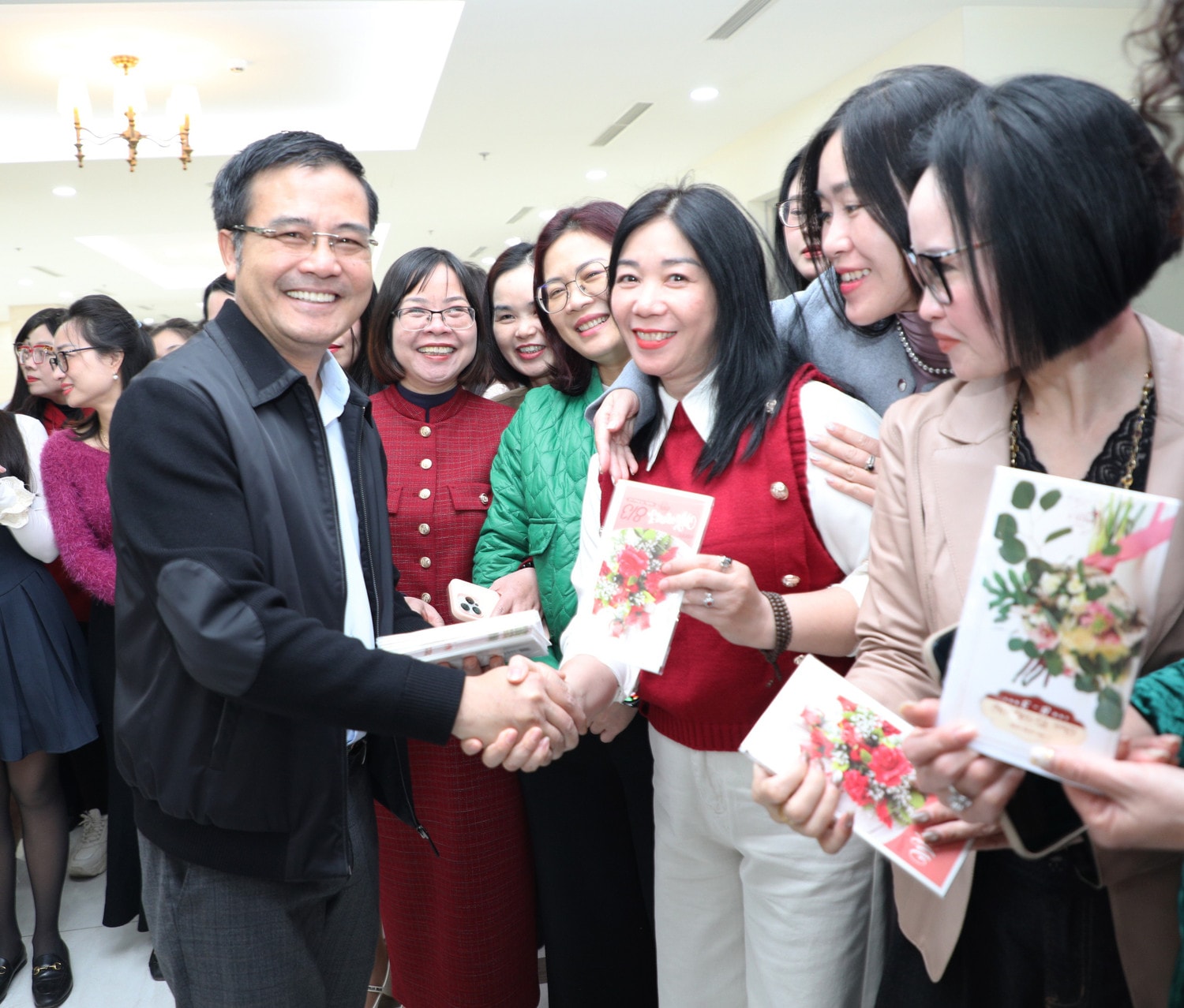 Phó Tổng Biên tập Báo Đại biểu Nhân dân Nguyễn Sỹ Hào tặng thiệp chúc mừng nữ cán bộ, công chức, viên chức và người lao động. Ảnh: Khánh Duy