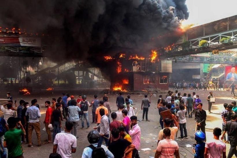 Người biểu tình đốt phá nhà ở thủ đô Dhaka, Bangladesh vào tháng 7.2024