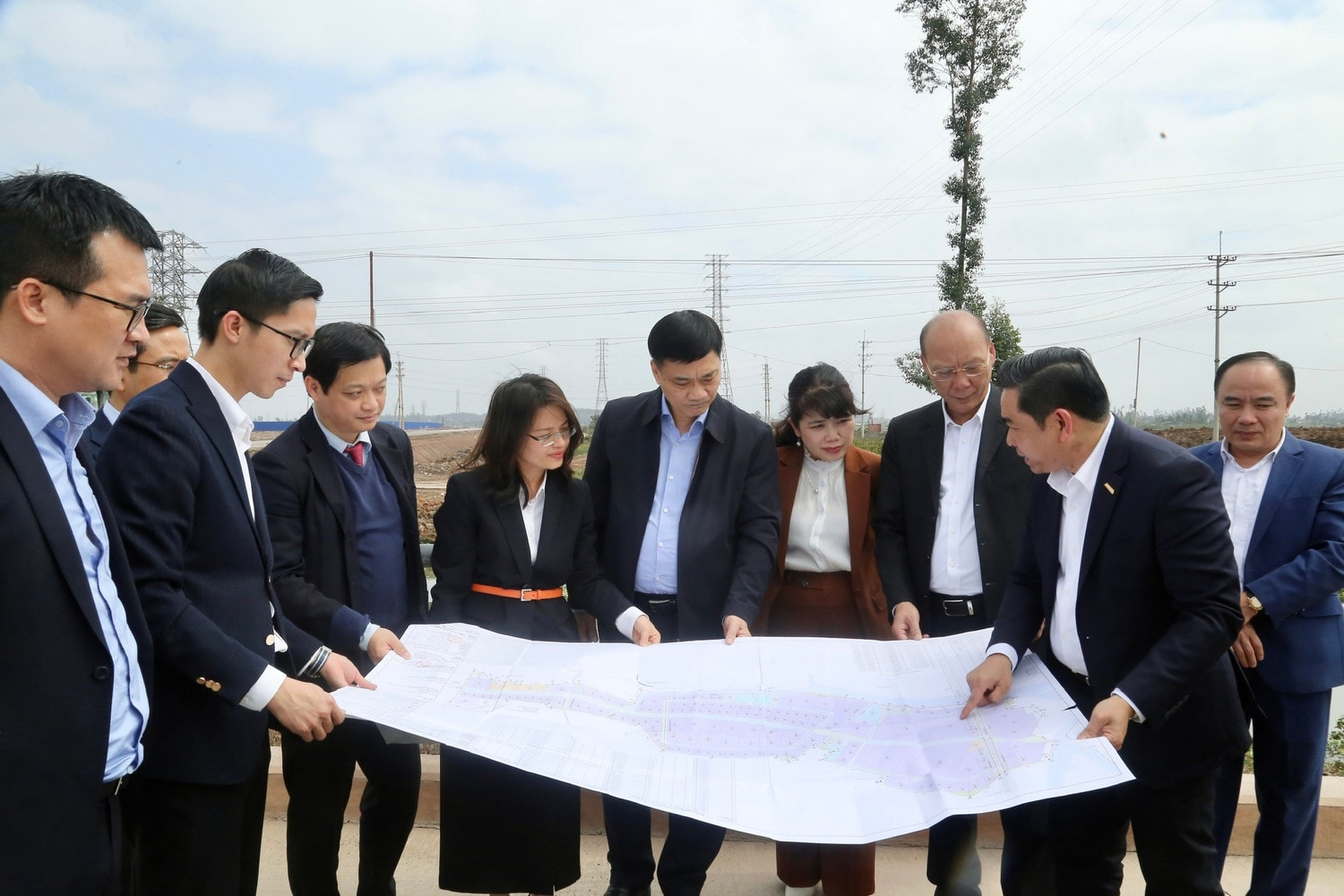 Phó Chủ tịch Quốc hội Vũ Hồng Thanh và Đoàn khảo sát thực tế tại một số dự án trên địa bàn tỉnh Quảng Ninh. Ảnh: Phong Nam