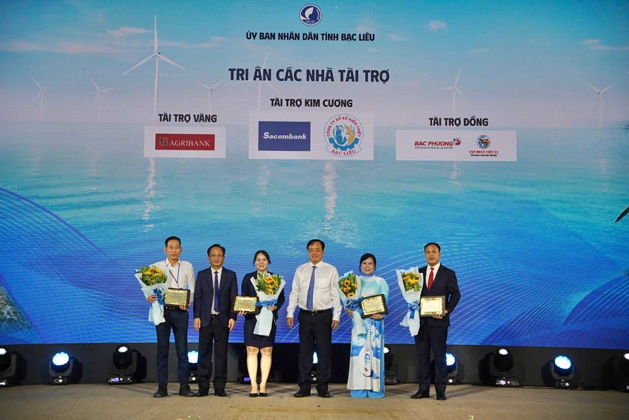 ptgd-le-hong-phuc-nhan-hoa-va-ky-niem-chuong.jpg