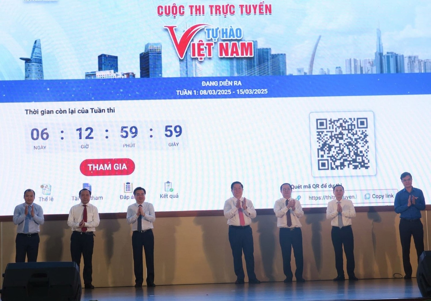Các đại biểu thực hiện nghi thức phát động cuộc thi trắc nghiệm trực tuyến "Tự hào Việt Nam" trong ngày 8.3