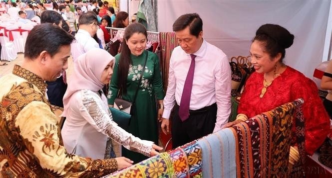 Các gian hàng quảng bá sản phẩm đặc trưng của Indonesia tại Hội thảo “Hợp tác đầu tư, kết nối giao thương Cần Thơ – Indonesia”. Ảnh: Ánh Tuyết/TTXVN