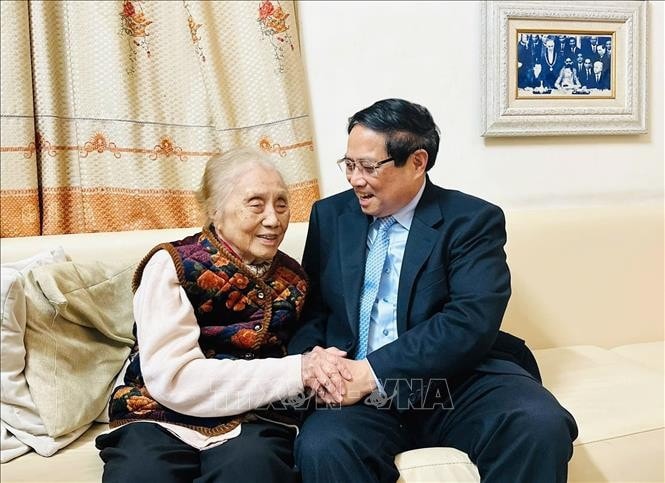 Thủ tướng Phạm Minh Chính thăm, chúc mừng nguyên Phó Chủ tịch nước Nguyễn Thị Bình nhân Ngày Quốc tế Phụ nữ 8.3. Ảnh: Dương Giang/TTXVN