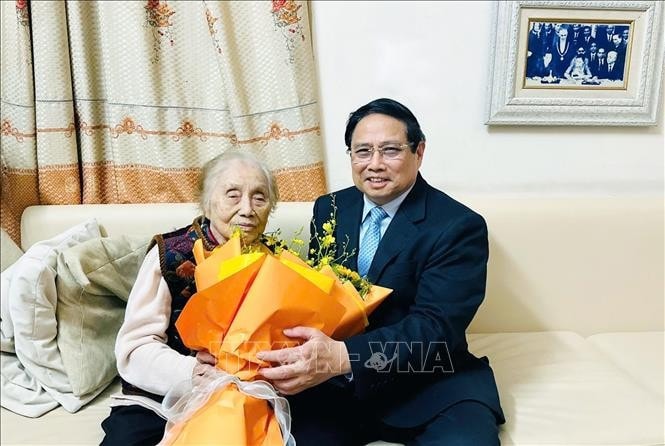 Thủ tướng Phạm Minh Chính thăm, chúc mừng nguyên Phó Chủ tịch nước Nguyễn Thị Bình nhân Ngày Quốc tế Phụ nữ 8.3. Ảnh: Dương Giang/TTXVN