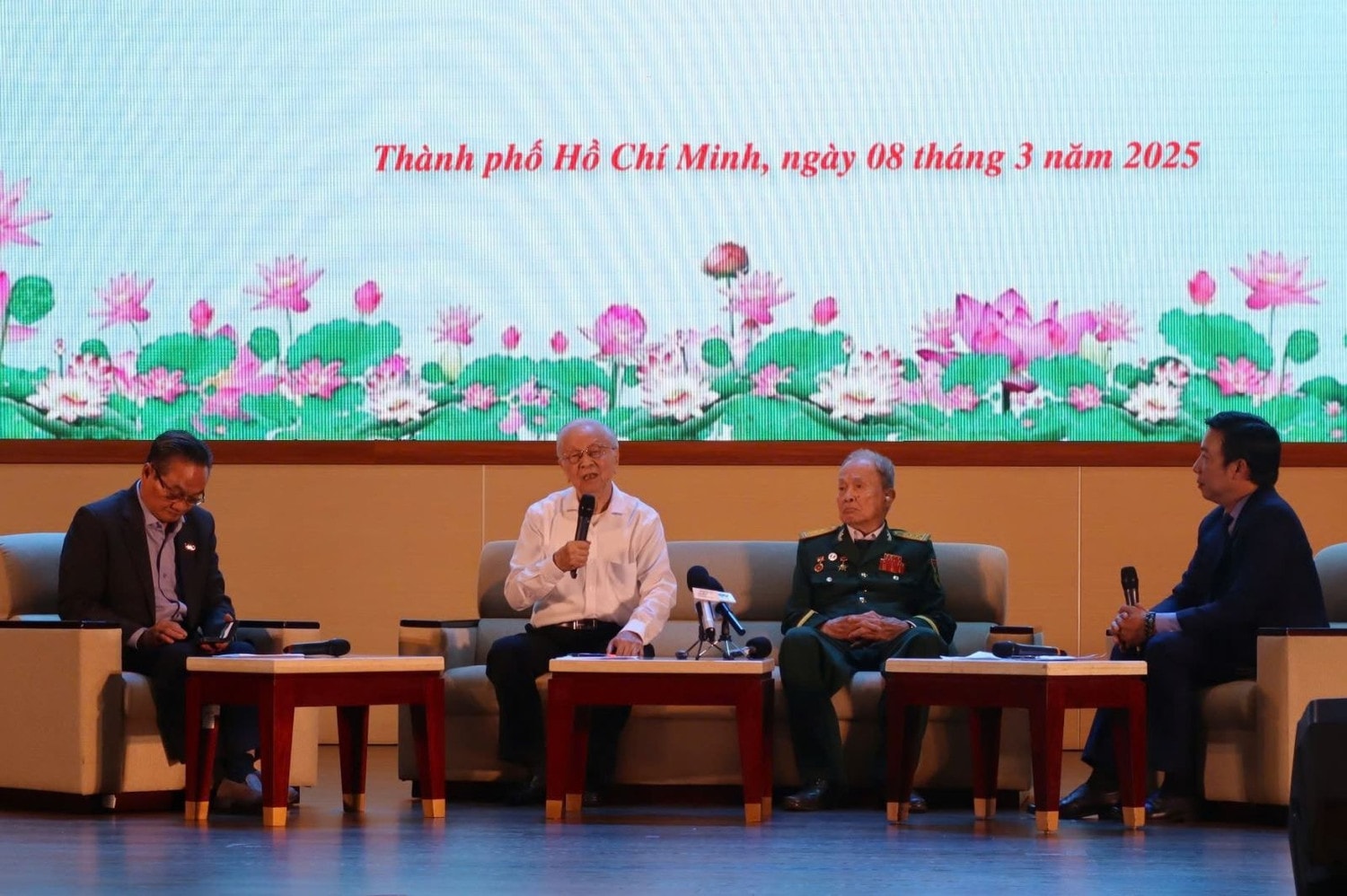 Chương trình giao lưu các nhân chứng lịch sử, chuyên gia tại Hội nghị về sự nghiệp giải phóng miền Nam, thống nhất đất nước