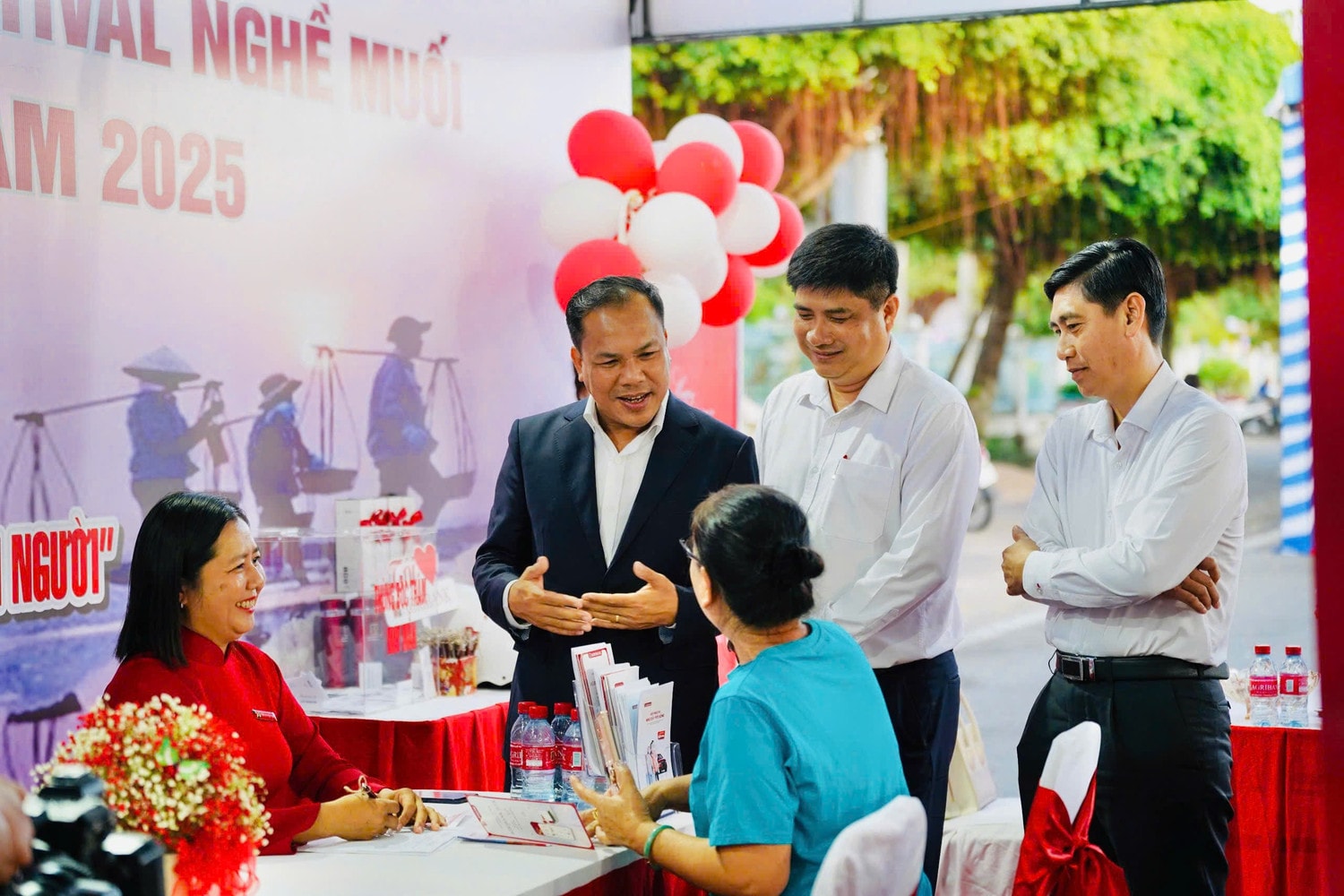 ptgd-le-hong-phuc-tham-gian-hang.jpg