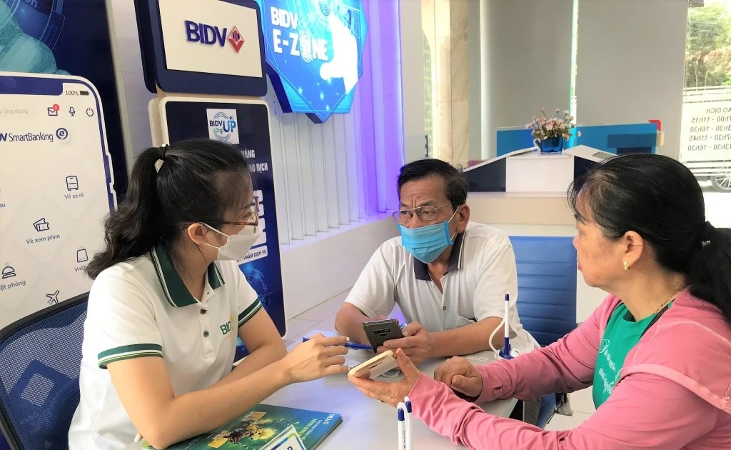 Hướng dẫn người dân nhận thanh toán chế độ bảo hiểm xã hội qua tài khoản ngân hàng và dùng thẻ ATM. Ảnh: BH