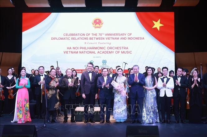 vna-potal-tong-bi-thu-va-phu-nhan-du-le-hoa-nhac-ky-niem-70-nam-thiet-lap-quan-he-ngoai-giao-viet-nam-indonesia-stand-1.jpg