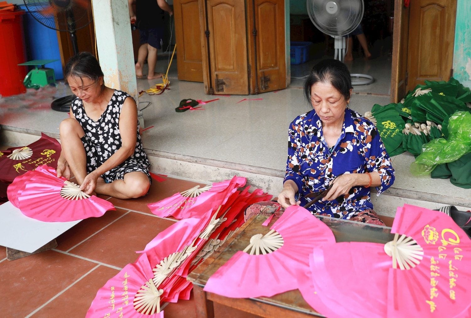 Sản xuất quạt tại xã Chàng Sơn (huyện Thạch Thất). Ảnh: Đỗ Tâm
